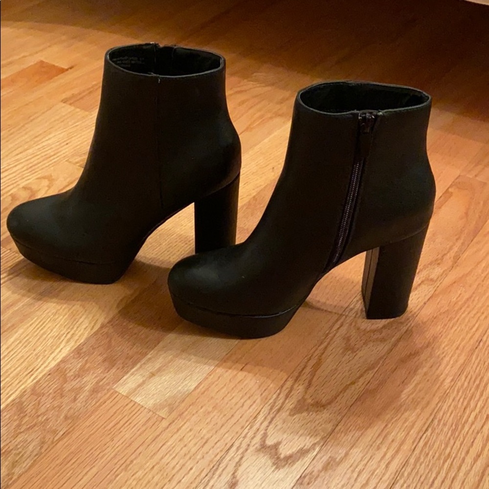 Black heeled boots
